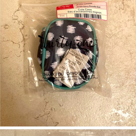 Thirty-one gifts 5-pc set: Lrg zipper pouch, cute case & (3) matching key fobs. - Picture 2 of 3